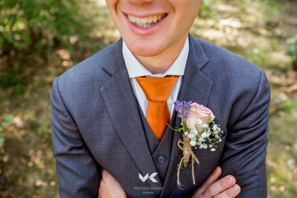 grijze trouwkostuums, corsage