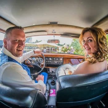 trouwpak in de trouwauto