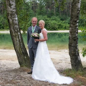 trouwpak op maat met groene accenten bij vijver